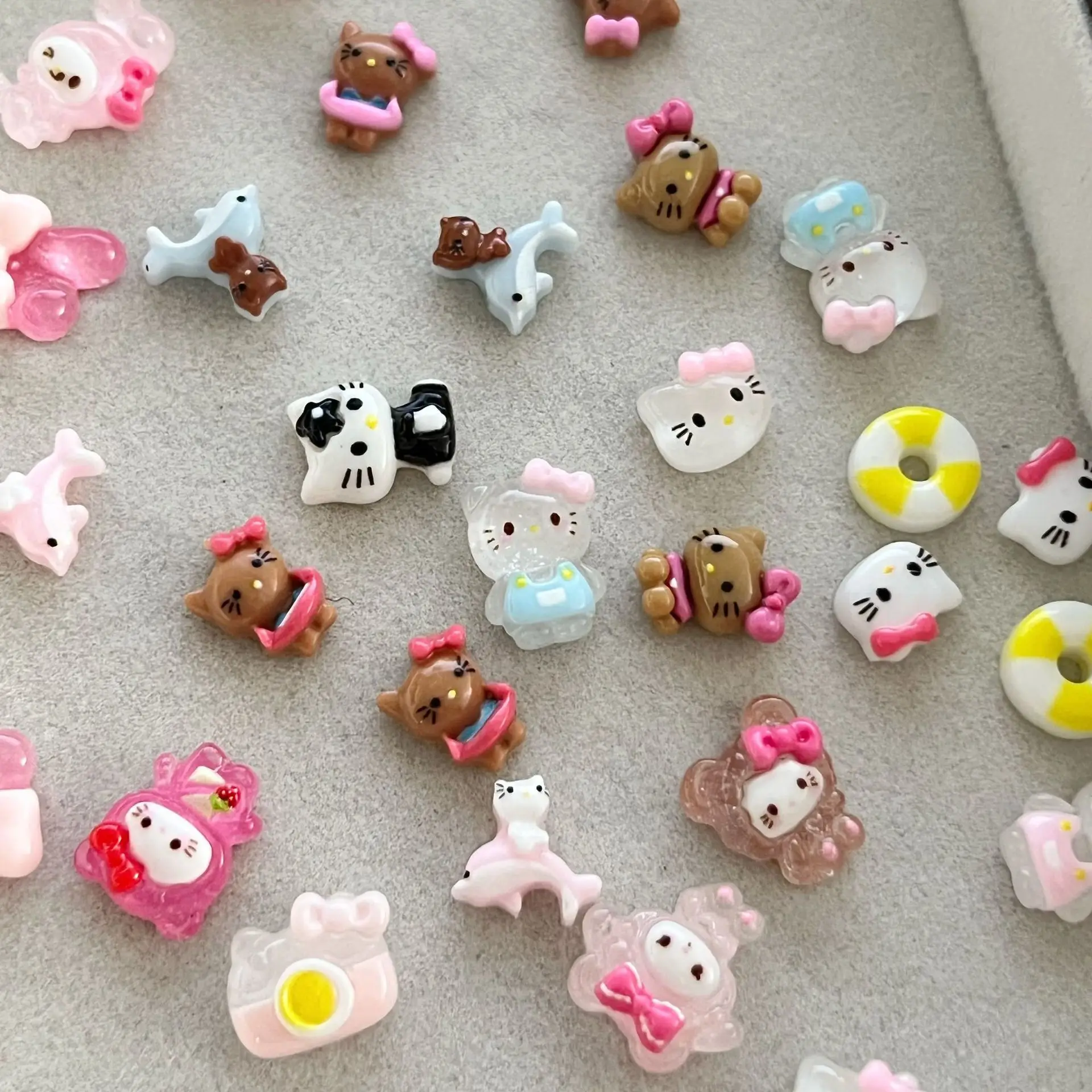 50 stks/pak Trendy Hello Kitty nagelbedels - schattige hars kat nagelkunst, opdruk nageldecor voor Kawaii manicures