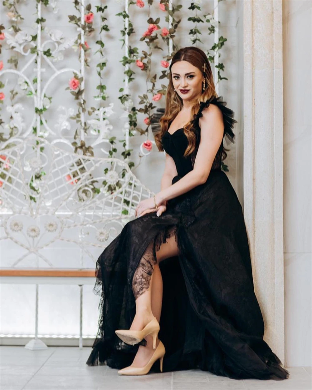 Классические черные атласные платья без бретелек с открытыми плечами и без рукавов по индивидуальному заказу. Изысканное кружевное вечернее платье трапециевидной формы длиной до пола.