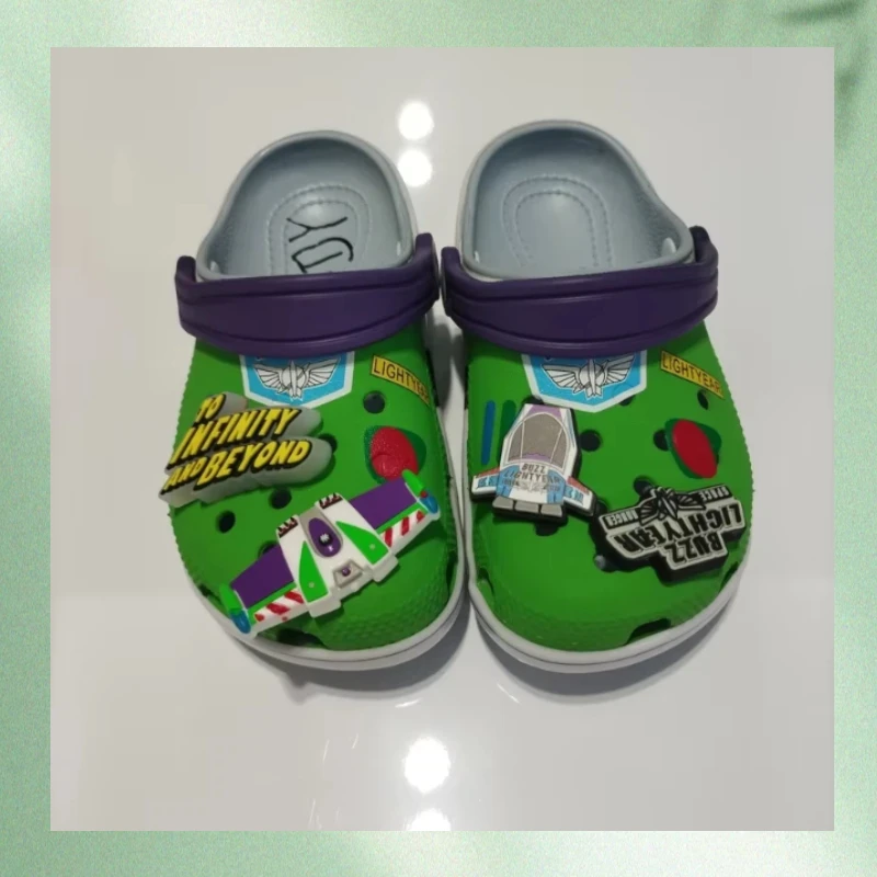 

Милые зеленые туфли «История игрушек Диснея», пляжные тапочки, сандалии, нескользящая одежда, без логотипа, тапочки для взрослых и детей с аксессуарами