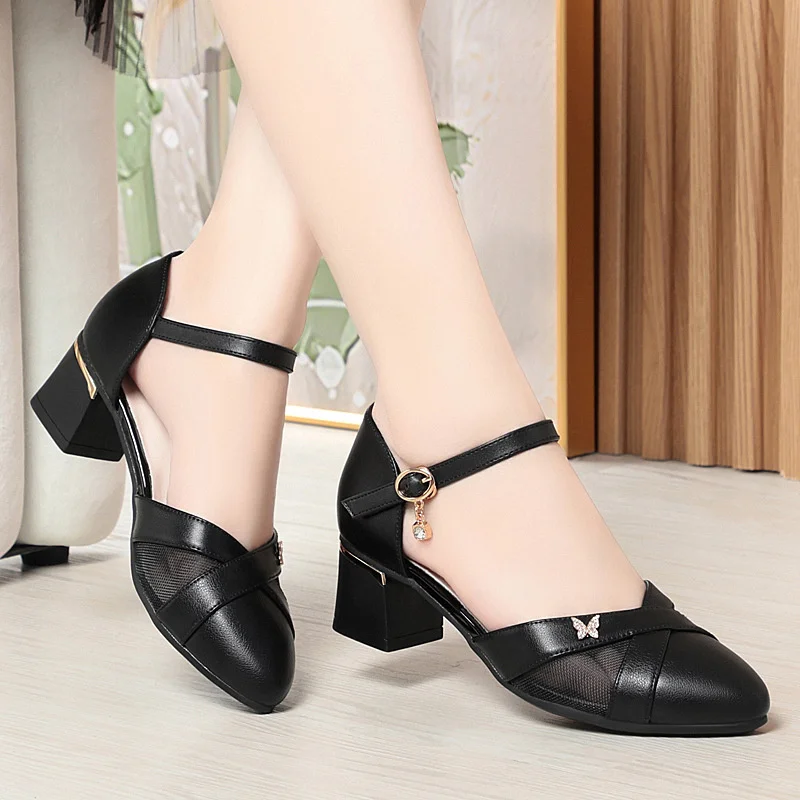 2024 新ファッション夏のバックルストラップの女性のサンダルポインテッドトゥスクエアヒールパンプスソフトソールつま先キャップマザーサンダル