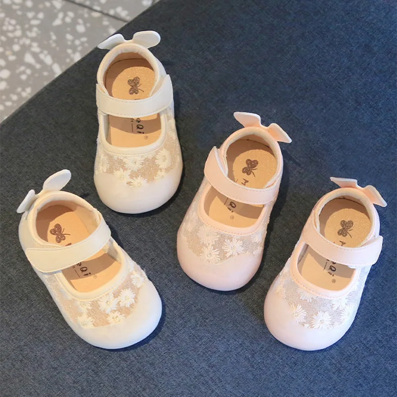 Sandalias planas para bebé y niña, zapatos de princesa de malla con flores, de fondo suave, antideslizantes, para primeros pasos, novedad de verano