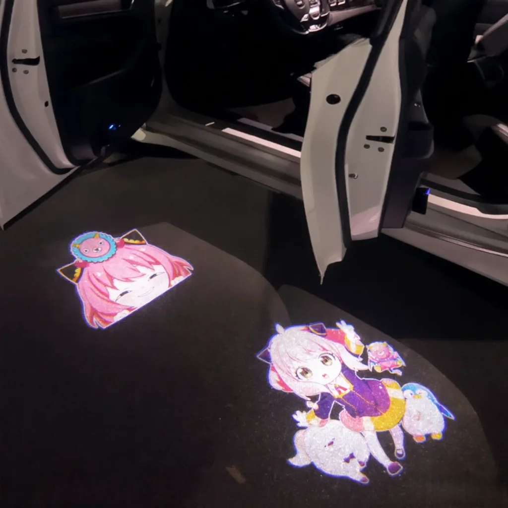 Luz de Boas-Vindas Sem Fio Spy Family Anya Forger, Lâmpada LED Recarregável para Porta de Carro com Efeito de Sombra Fantasma, Acessório Automotivo Externo