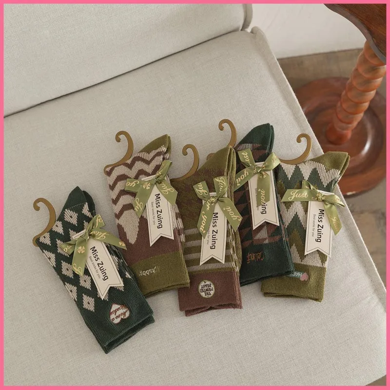 

Double Needle Women Socks New Autumn Winter Green Letter Embroidery Breathable Brend Character Mid Tube Ladies Socks SK04