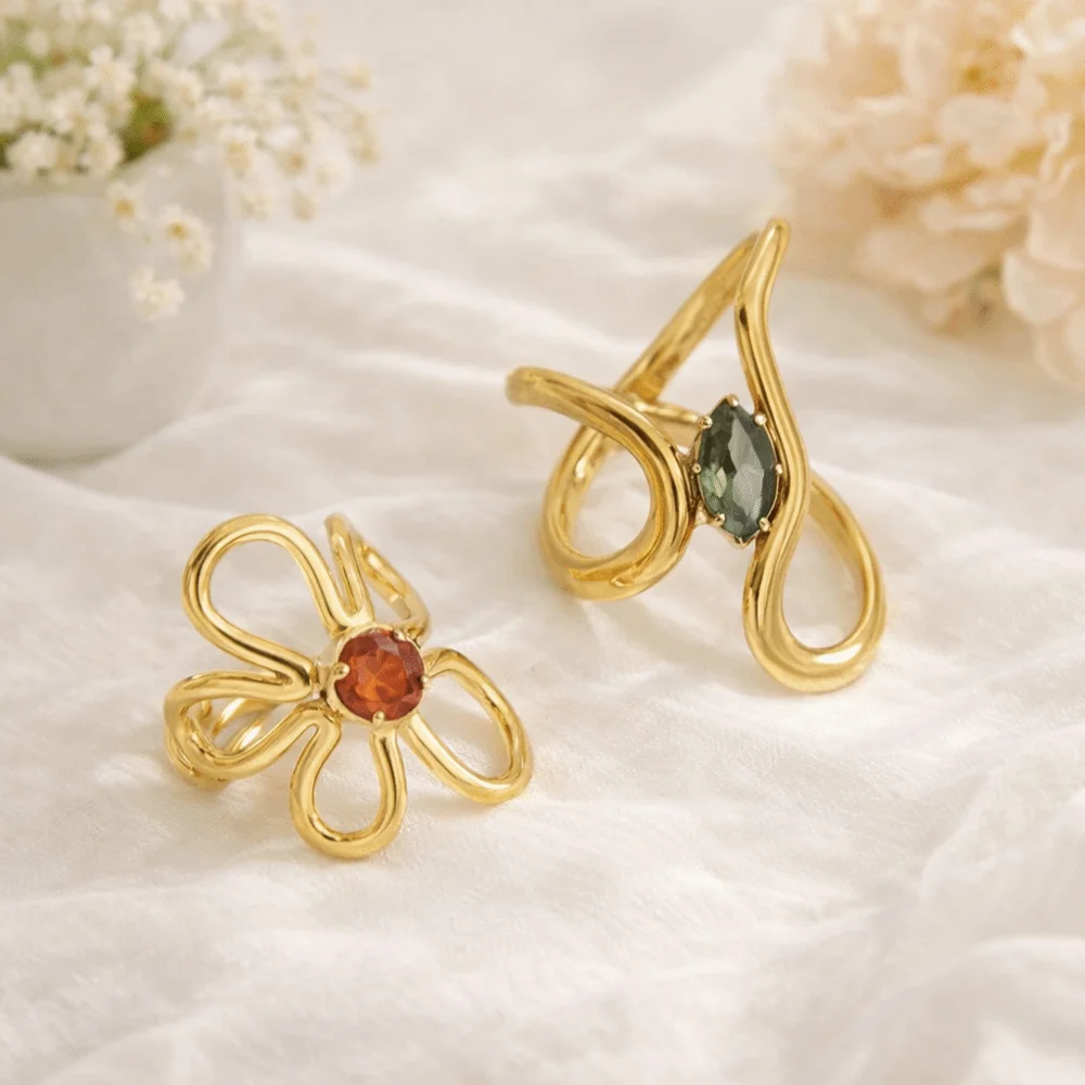 Wellendesign Unregelmäßige Edelstahlringe Doppelschichtige Rote Zirkon-Blumenmuster 18K Vergoldete Ringe Offener Ring