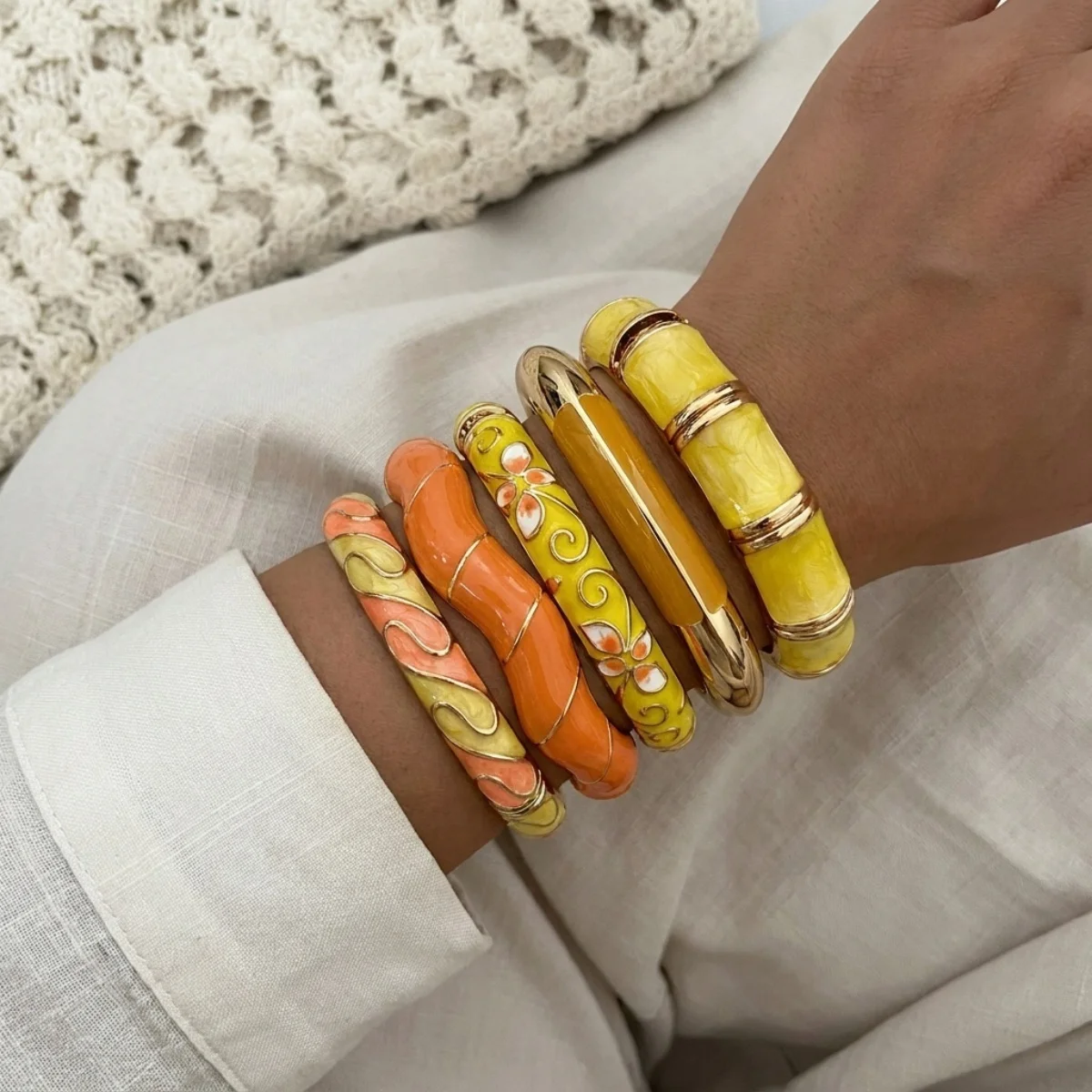 Modische Gelbe Emaille-Manschettenarmbänder für Damen und Herren, Retro-Stil mit Ast-, Wellen-, Stern-, Blatt-, Blumen- und Bambus-Motiven, Armschmuck – Detail 26