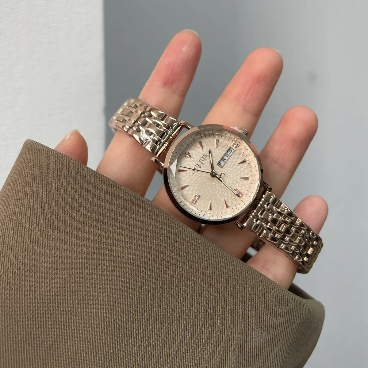 Relógio feminino 2026 novo modelo pequeno mostrador pulseira de aço simples e elegante relógio de quartzo para mulher relógio de pulso de alta qualidade para senhoras.