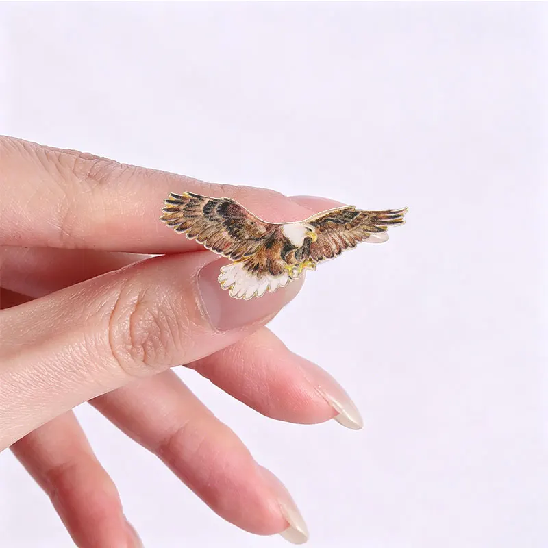 Realistisches Emaille-Anstecknadel-Set mit dem Kehlgeier, schwebender und sitzender Raubvogel, Wildtier-Natur-Abzeichen, goldener Umrandung, Brosche, Schmuck, Geschenk – Detail 8