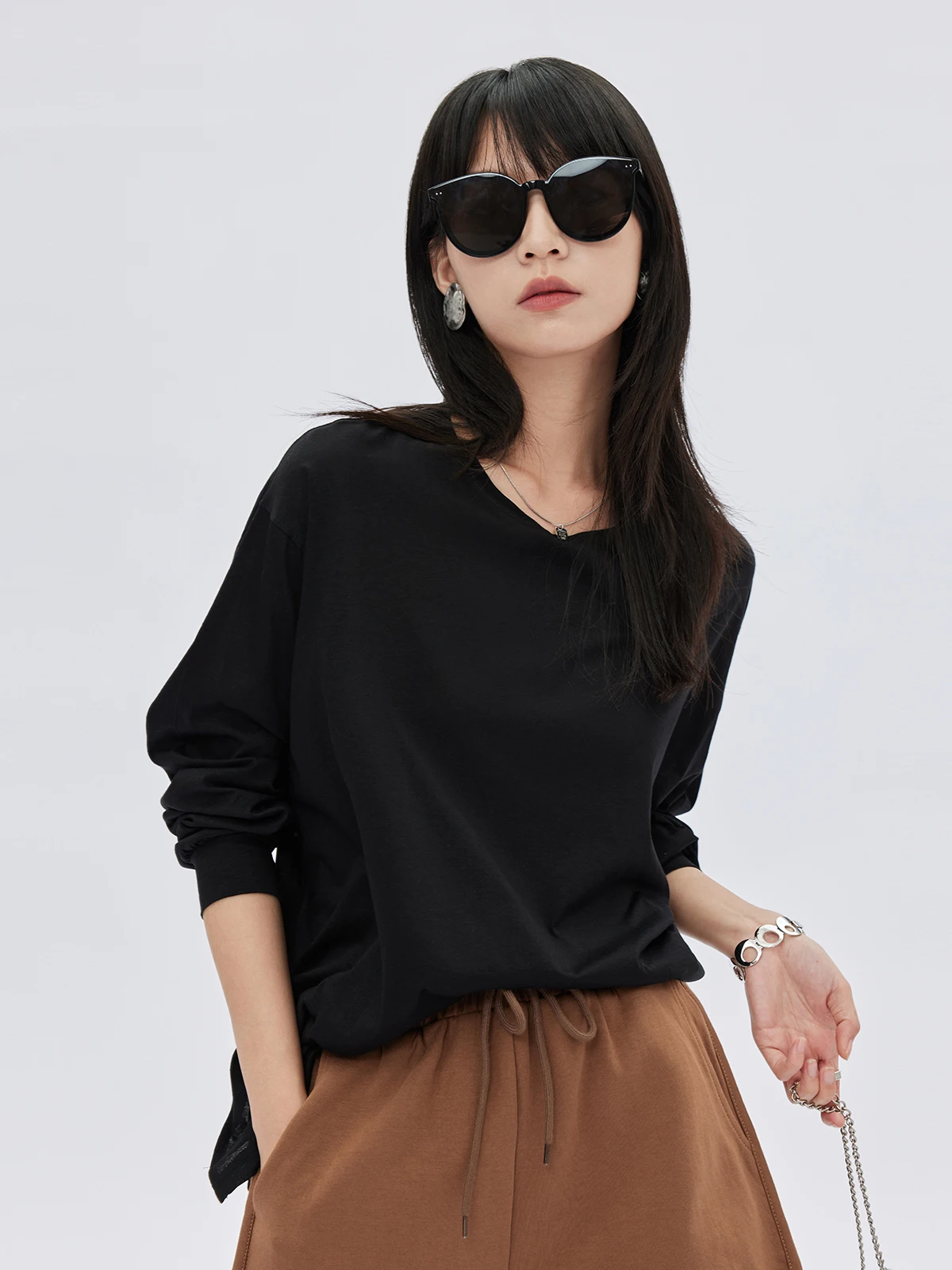 

Женская свободная футболка с круглым вырезом и длинным рукавом, тонкая, мягкая, с разрезами, из хлопка и регенерированного волокна лиоцелл, весенняя, черная