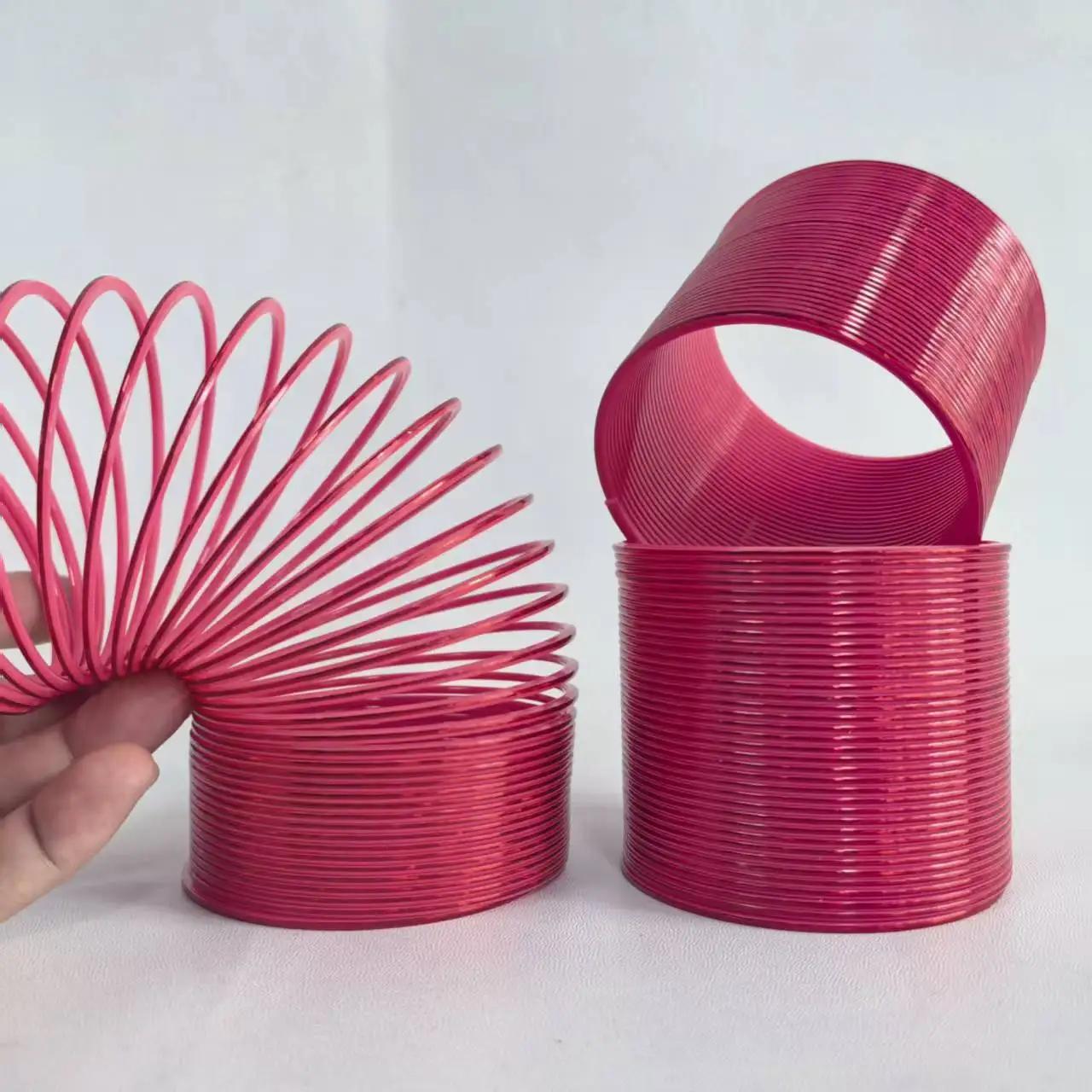 

1/3/6 шт. ярко-красных блестящих радужных пружинок, высокая эластичность, толстый безопасный пластик, идеальный подарок для детских праздников и дней рождения