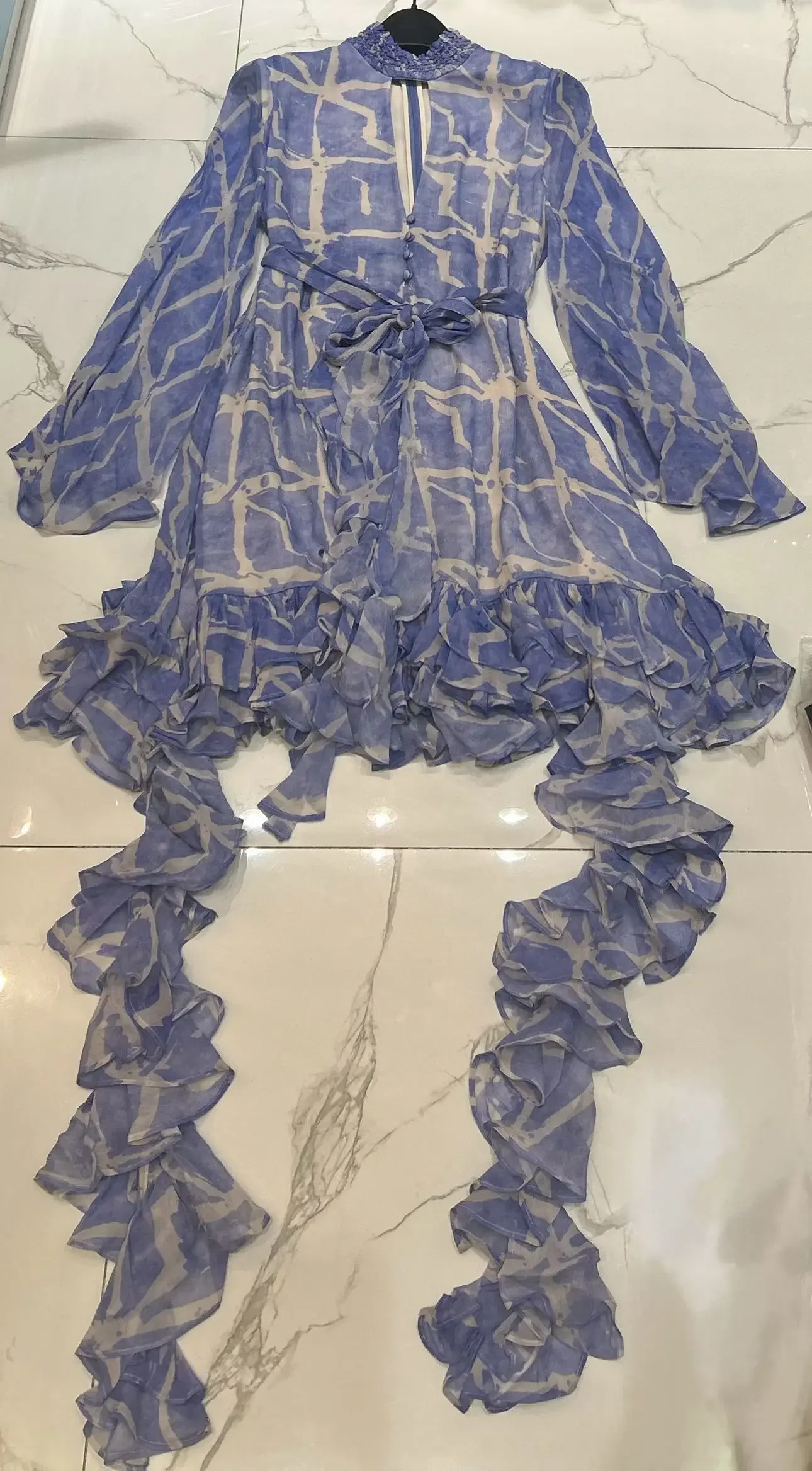 فستان نسائي قصير بطباعة هندسية مفرغة وياقة واقفة وأكمام مضيئة مزين بشريط أنيق للسيدات