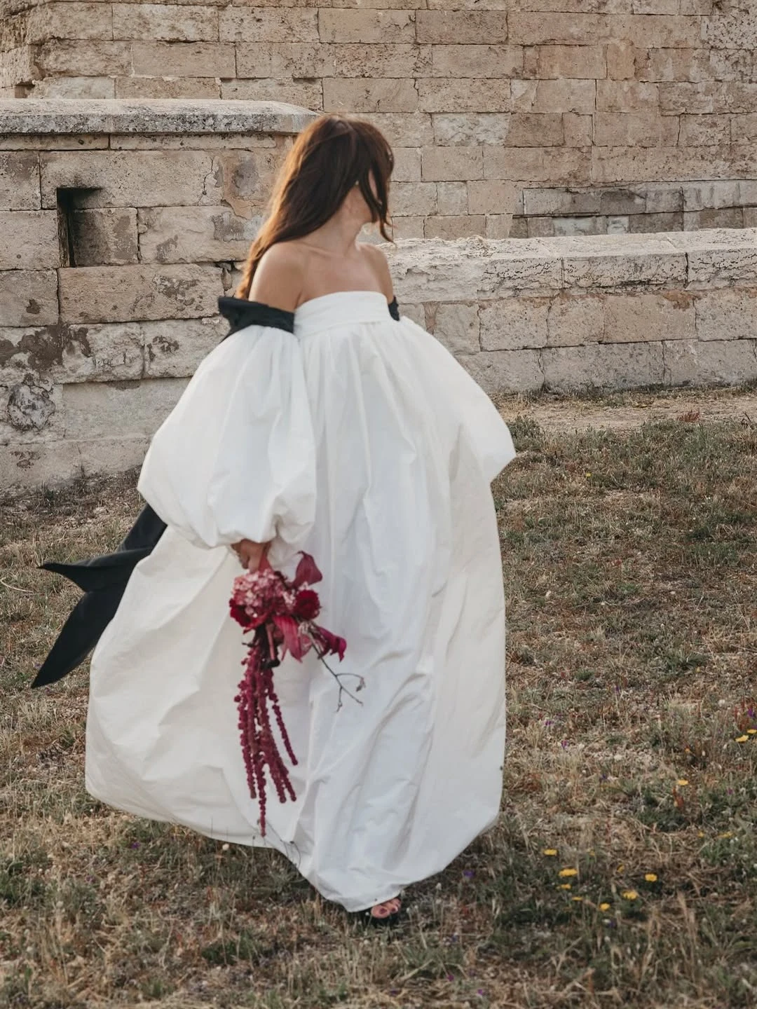 Schulterfreies Vintage-Kleid aus weißer Baumwolle mit schwarzem Besatz und Puffärmeln für Damen, elegante Hochzeitsfeier-Maxikleider, lang