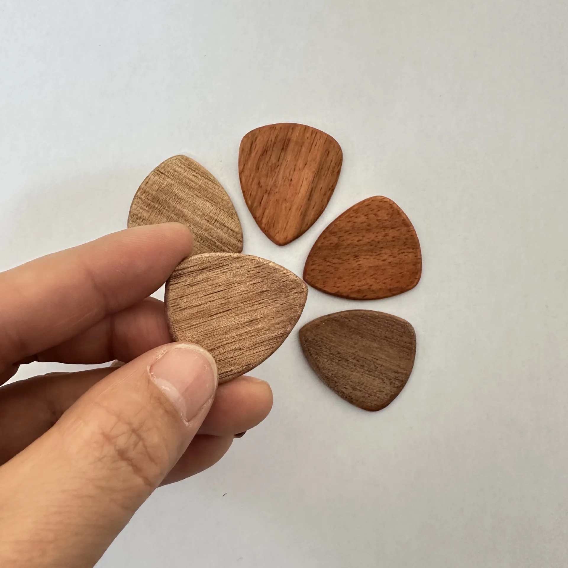 Wooden Guitar Pick Acacia Wood Plectrums Anti Slip Guitar Paddles Solid Wood Guitar Parts Pick Universal Instrument Accessories