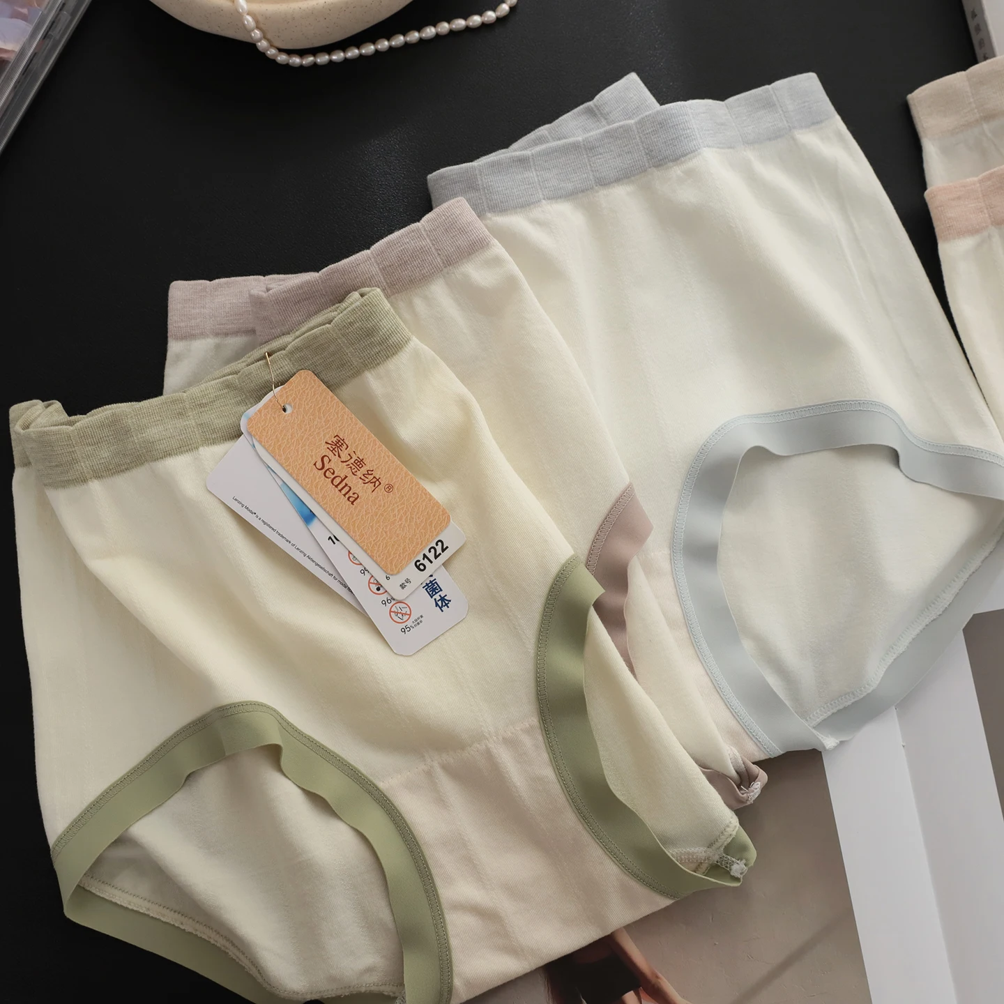 Calcinha Feminina Confortável e Respirável de Tamanho Grande em Modal, Cintura Média, Cores Claras, Calçado Rasteiro para Meninas