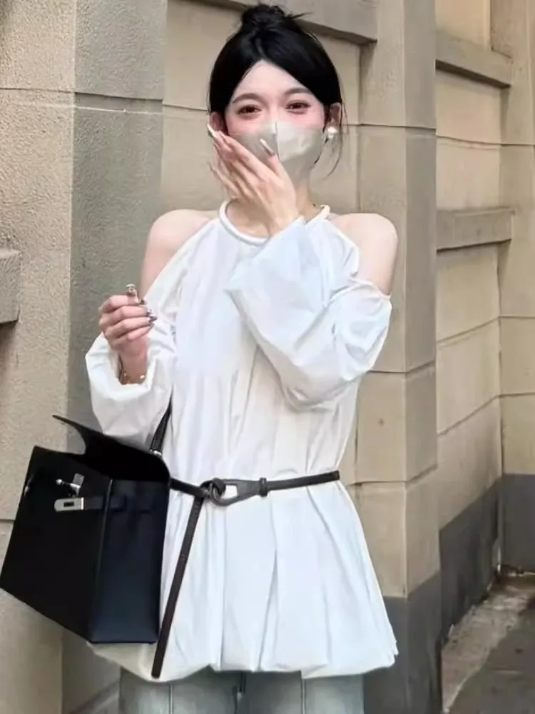 Elegancka biała bluzka damska z odkrytymi ramionami, nowa kolekcja jesień 2025, modna, szykowna koszula z długim rękawem, unikalny stylowy casualowy styl koreański.