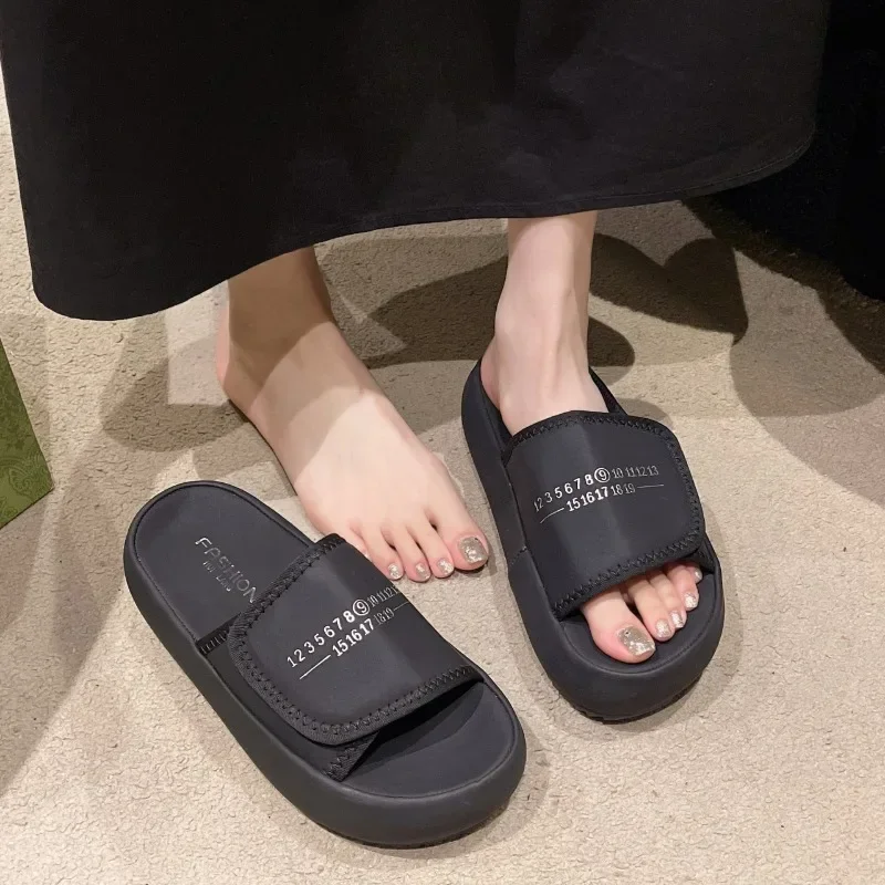 

Thick soled bread slippers for women's summer 2024 new casual flip flops fashionable for home and outdoor wear