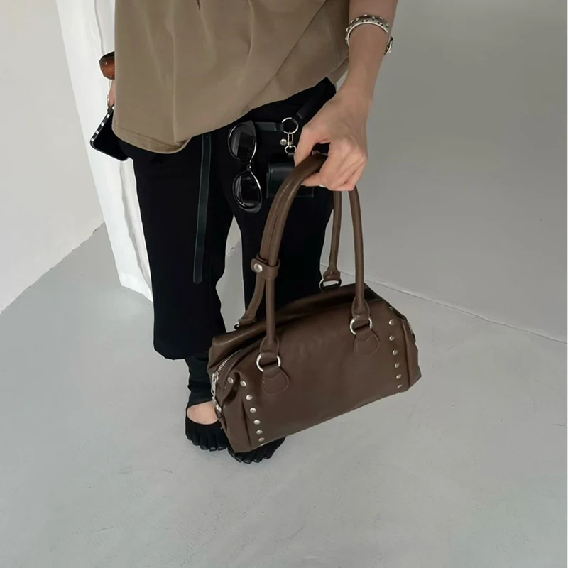 Handtasche im Punk-Metal-Stil mit Nieten, weiche PU-Umhängetasche im Y2K-Stil für Mädchen, einfarbige, modische Umhängetasche für Damen, ideal für die Arbeit und den täglichen Gebrauch. – Detail 8
