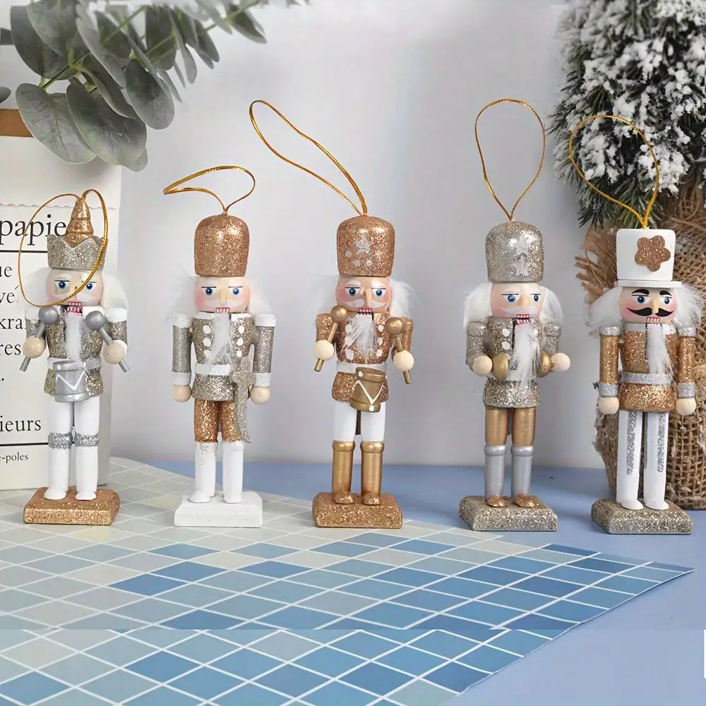 シャンパンゴールドのラメが施された木製のくるみ割り人形ペンダ - Nutcracker Figurine のレビューと価格