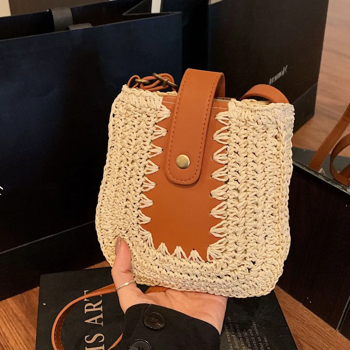 

Summer New Straw Woven Bucket Bag Women Versatile Stylish Crossbody Bag Fashionable Woven Splicing PU Single Shoulder Small Bag