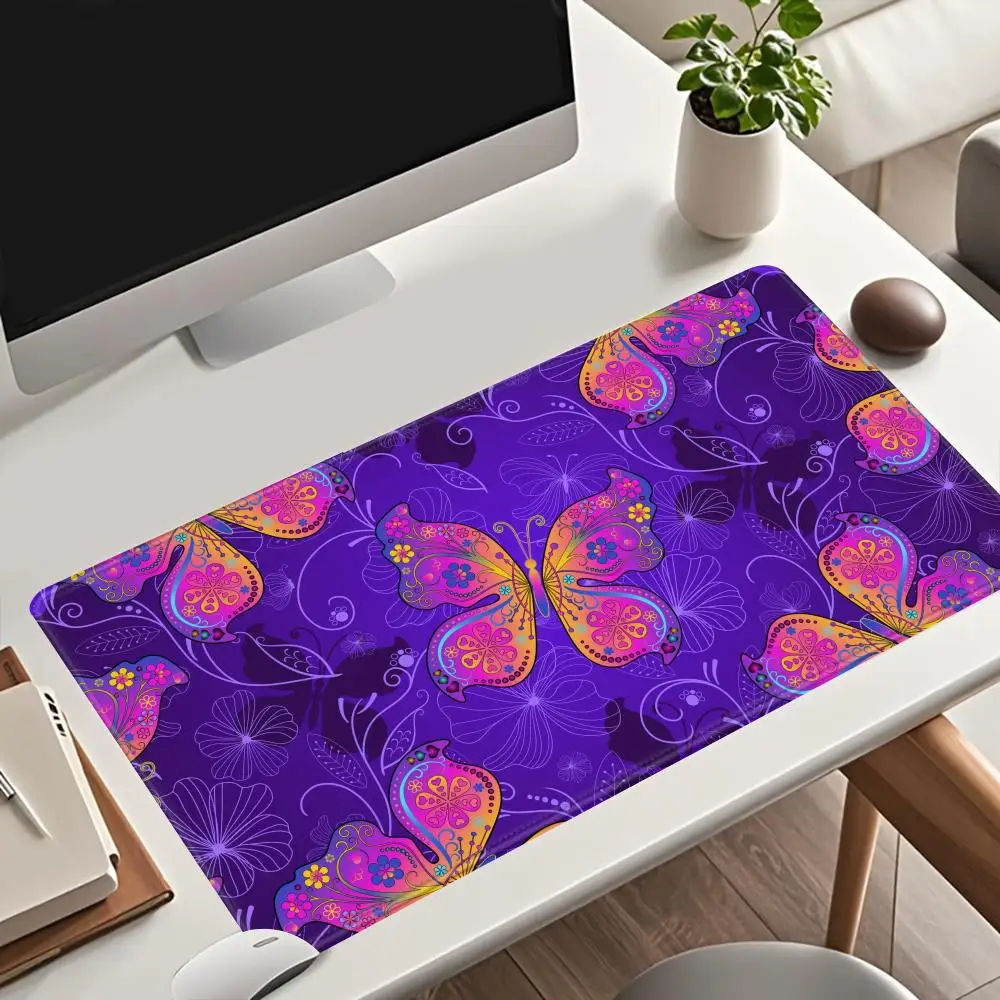 

Butterfly-Themed Extended Gaming Mouse Pad – XL Large Desk Mat with Stitched Edges for Gamers and Home Office