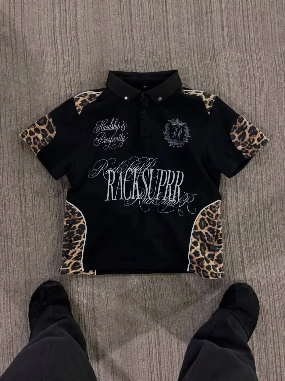 2026 New Summer Retro Punk Leopard Pattern Splicing Polo Shirt, Gothic Letter Printed Short Sleeve Collar, Street Trendy Casual