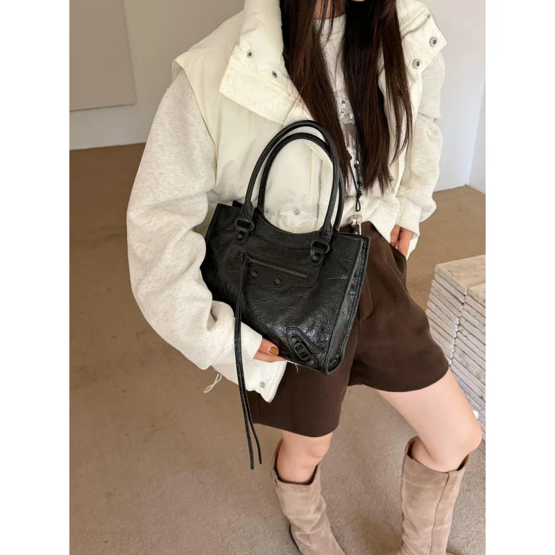 

Новая сумка-тоут из коровьей кожи с заклепками, большая вместимость, модная сумка через плечо для женщин