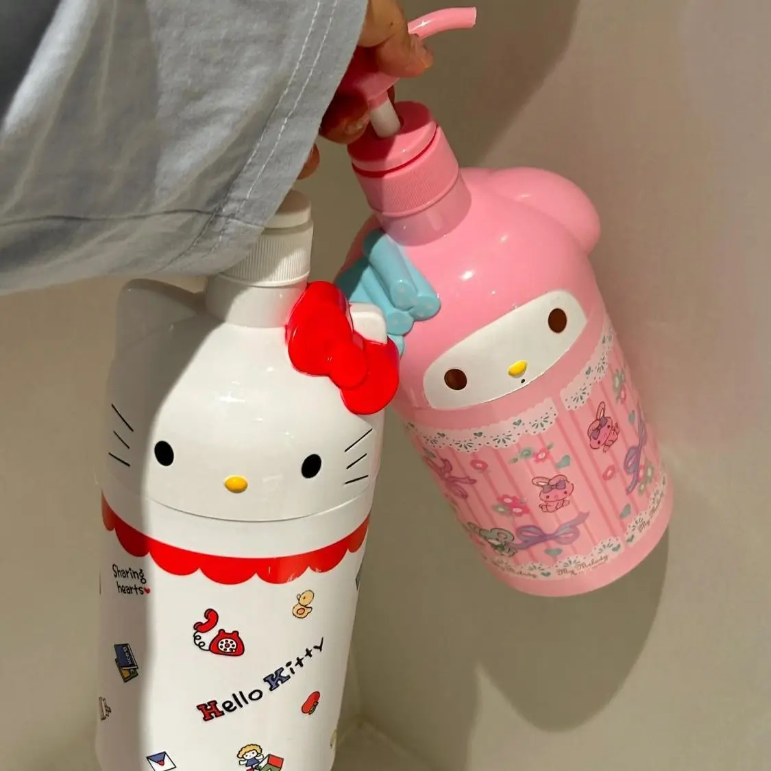 Sanrio HelloKitty Cute Press Bottles Kawaii Anime Figure Melody Large Capacity Shampoo Body Wash Dispensing Press Bottles 1000ml