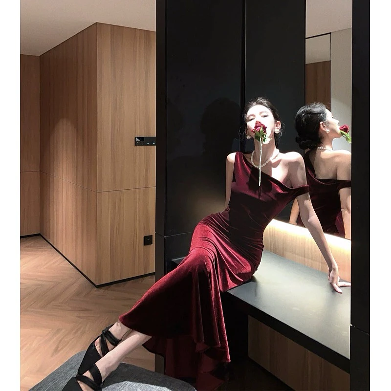 فساتين سهرة باللون الأحمر الخمري بأكتاف مائلة مكشكشة حورية البحر للتخسيس بدون أكمام مفتوحة من الخلف مناسبة رسمية لحفلات الكوكتيل والحفلات الراقصة