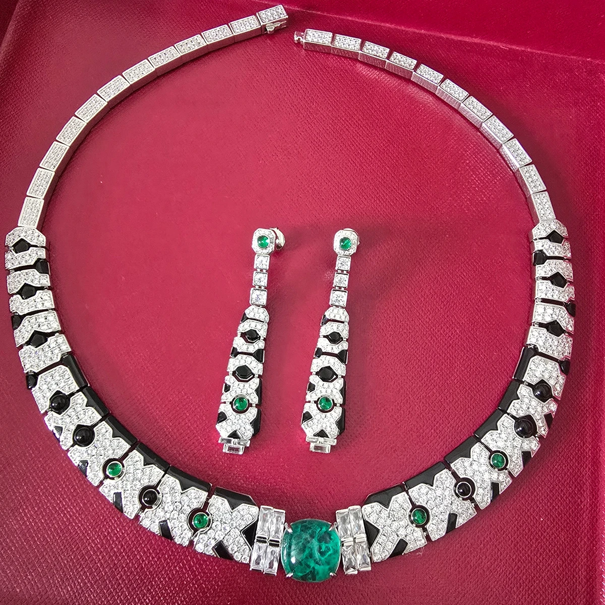 

Комплект ювелирных украшений Ayjewelry: роскошное колье-чокер с черным леопардовым принтом, красным корундом и зеленым халцедоном, а также длинные висячие серьги