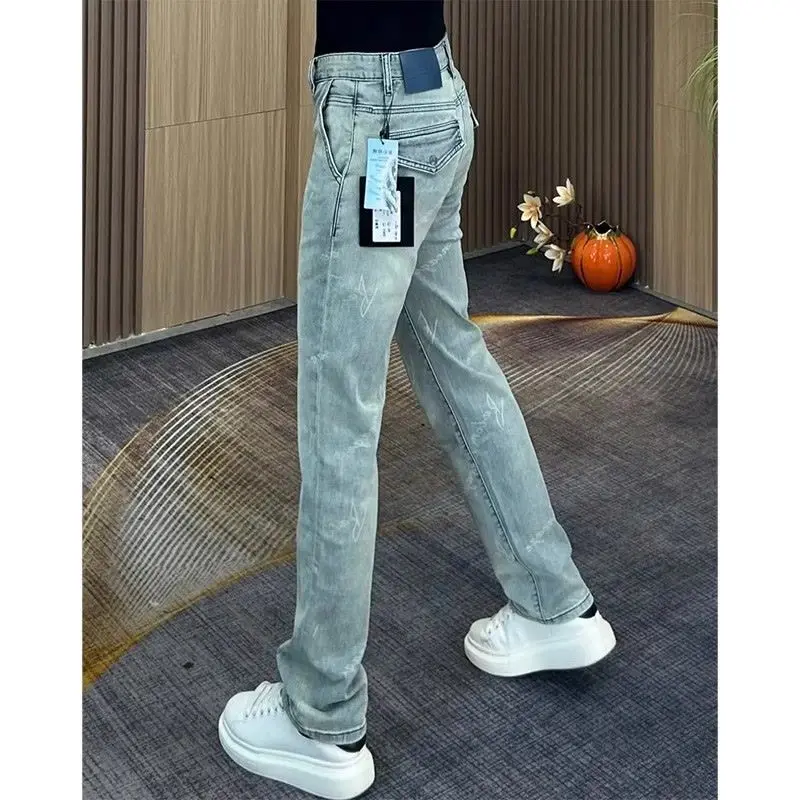 Originele herfstkleding jeans heren 2025, merk met lettergedrukte casual broek, merk lichte luxe elastische slanke rechte broek