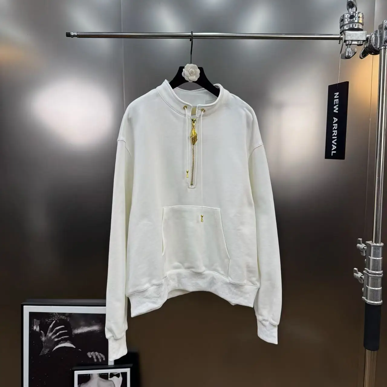 2025 Otoño Estilo francés Sudadera con capucha ajustada con botones de metal de hoja Cuello alto con media cremallera