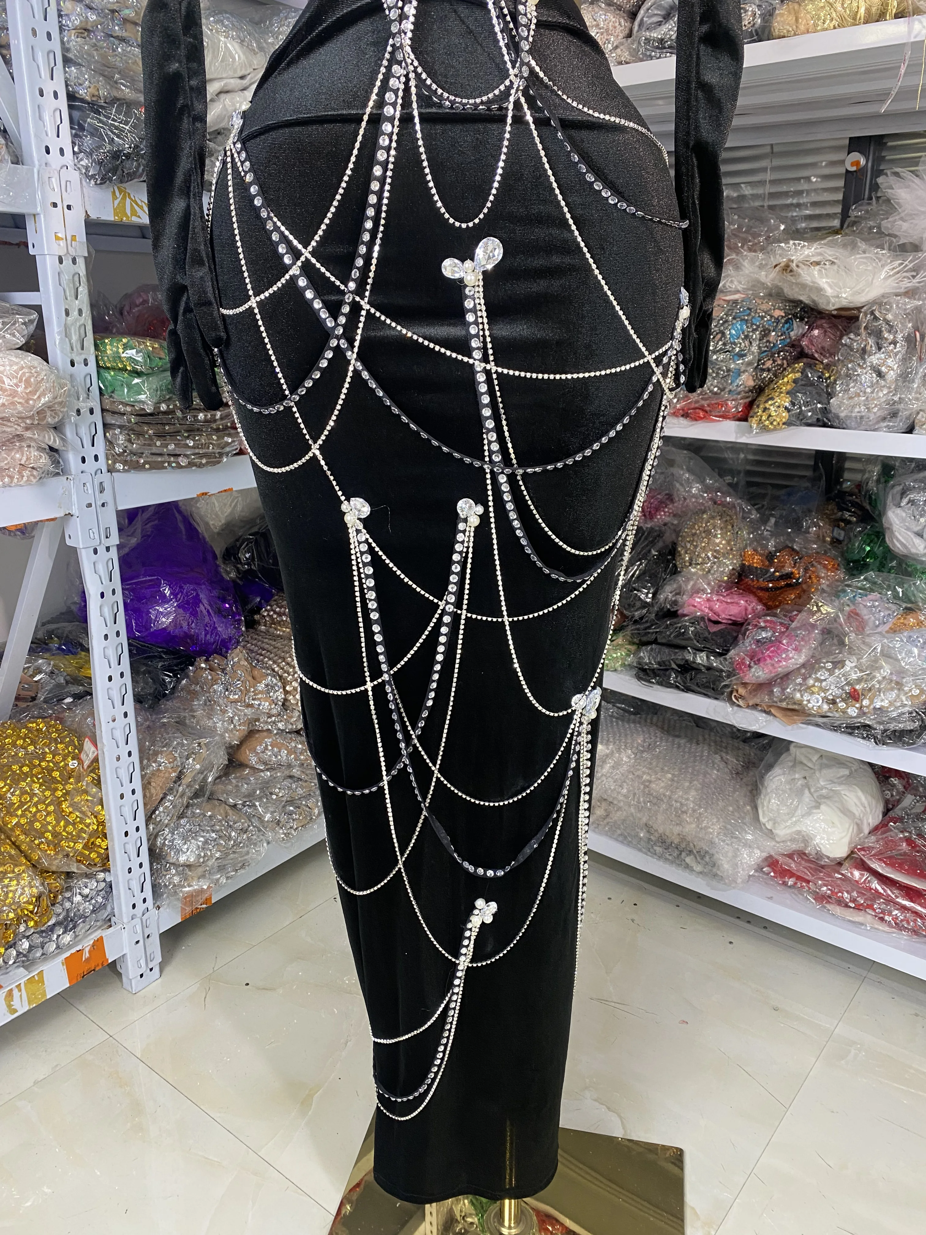 Vrouwen Luxe Avond Club Feestjurk Zwart Fluwelen Halter Strass Diamanten Ketting Uitgesneden Lange Jurk Met Handschoenen Groothandel