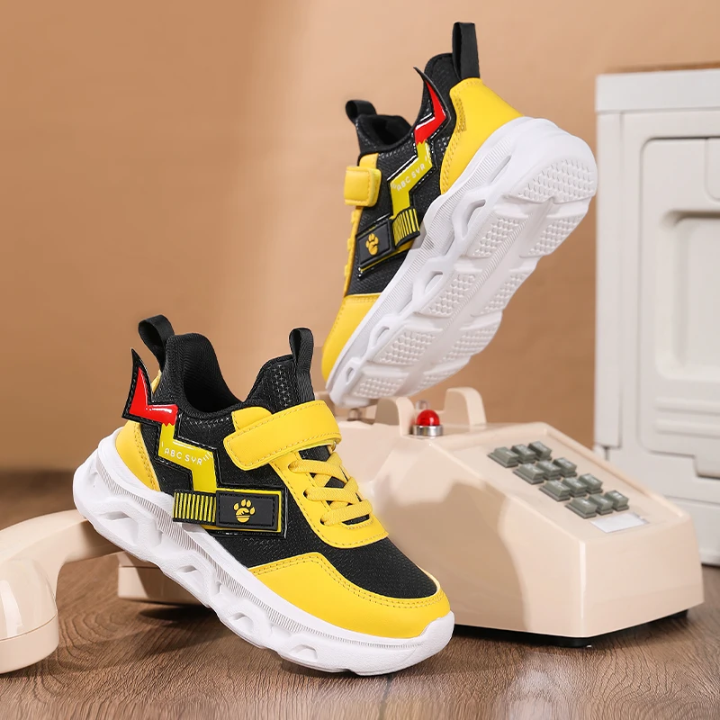 Novos sapatos esportivos infantis respiráveis e antiderrapantes para crianças no outono de 2025, tênis de corrida leves e casuais para meninos