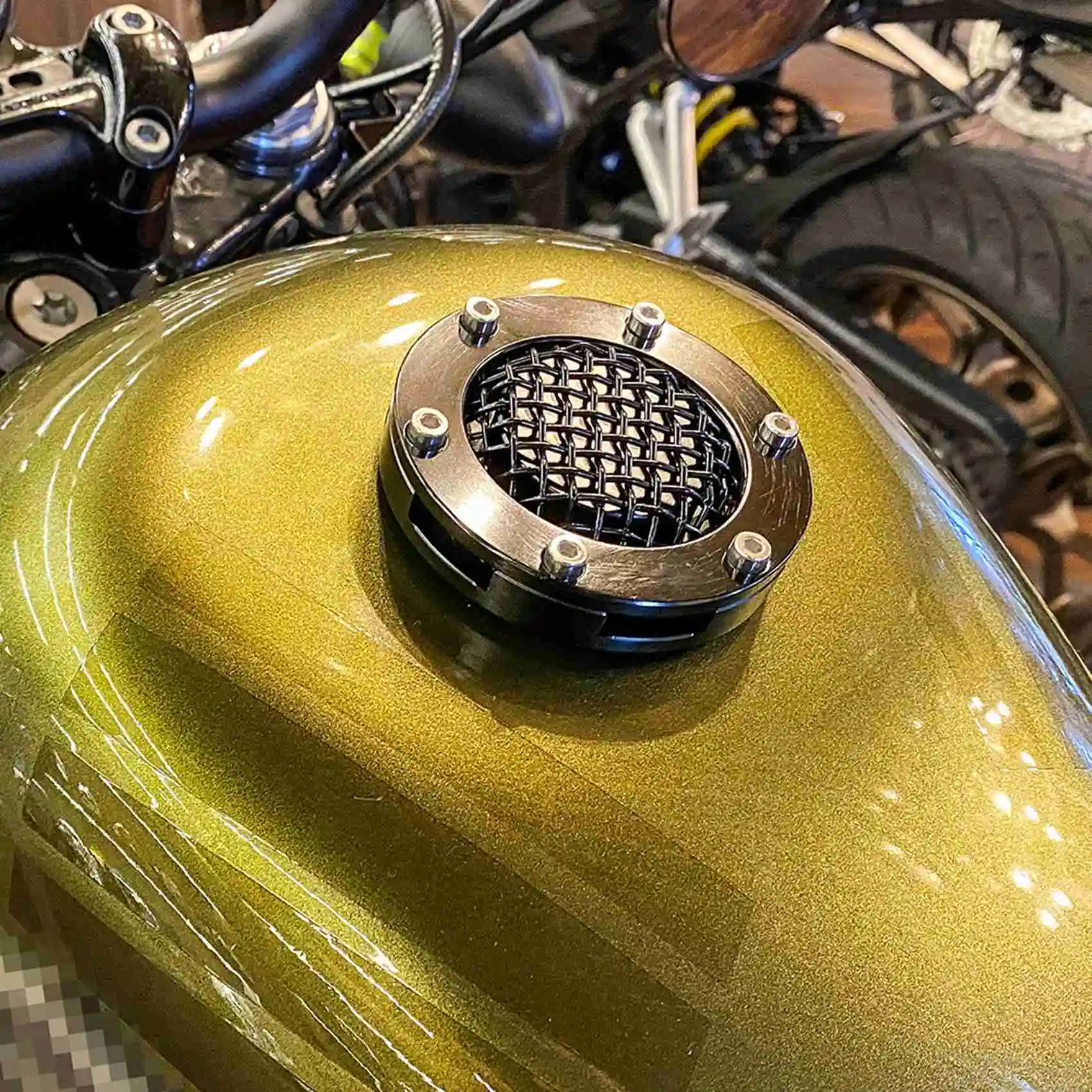 Motorcycle CNC Aluminum Oil Gas Fuel Tank Cap Mesh Fuel Gas Cover for Sportster XL 883 1200 Softail Breakout