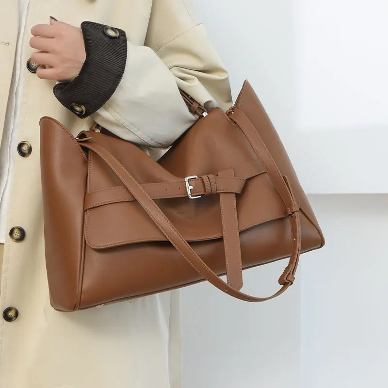 

2025 Portable Autumn and Winter Ancient Commuter Big Bag Women's New Fashion High Sense Women's French Niche Loose Shoulder Bag