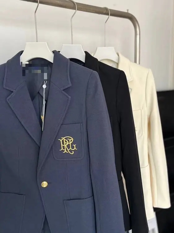 Amerykańska, swobodna, dopasowana dzianinowa marynarka damska z dwustronnym kwiatowym haftem, idealna do dojazdów do pracy, na każdą porę roku.