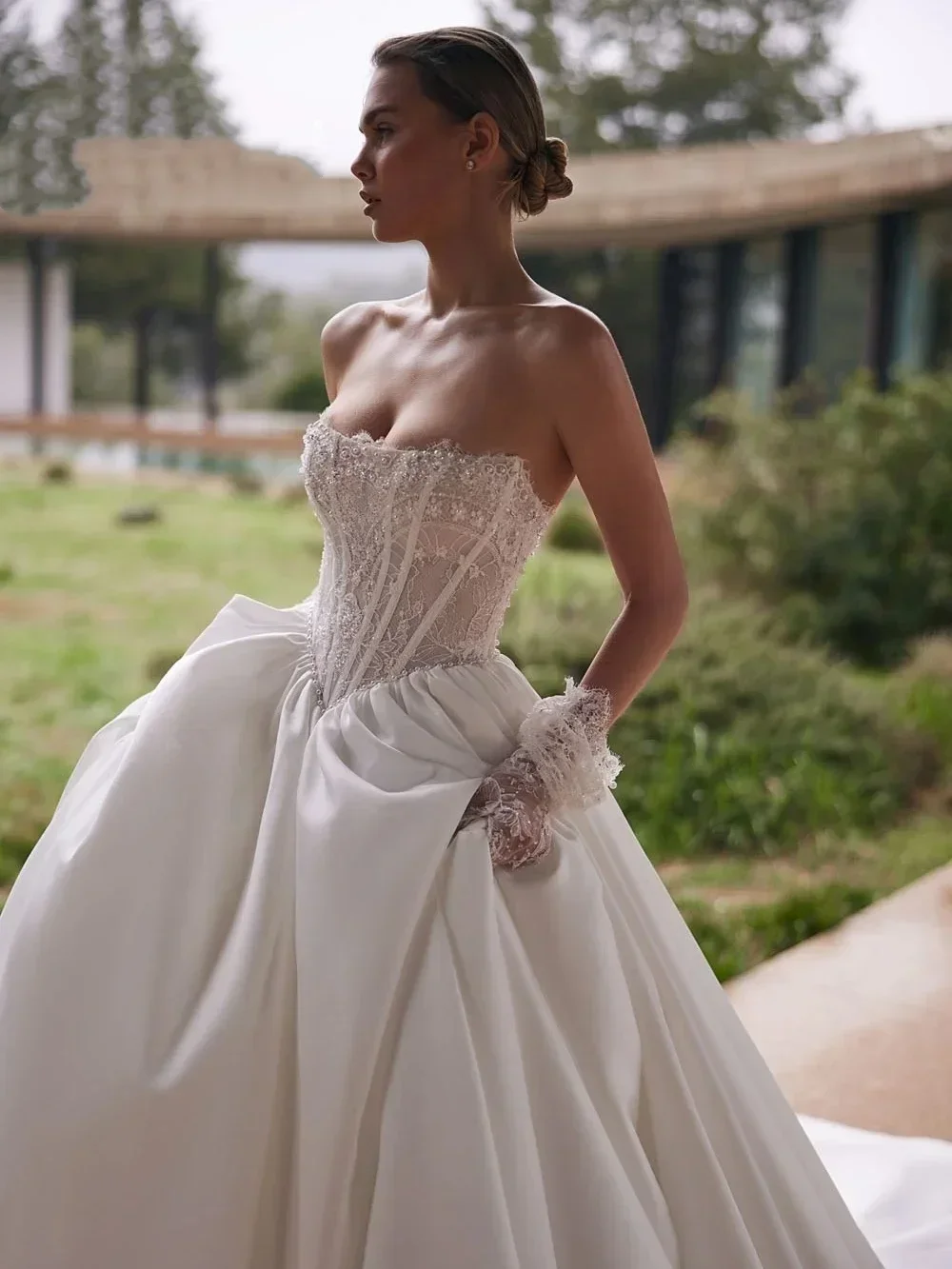 

Customized Exquisite Satin A-Line Strapless Wedding Dresses Lace Applique Bridal Gowns Wedding Gowns Vestidos De Novias