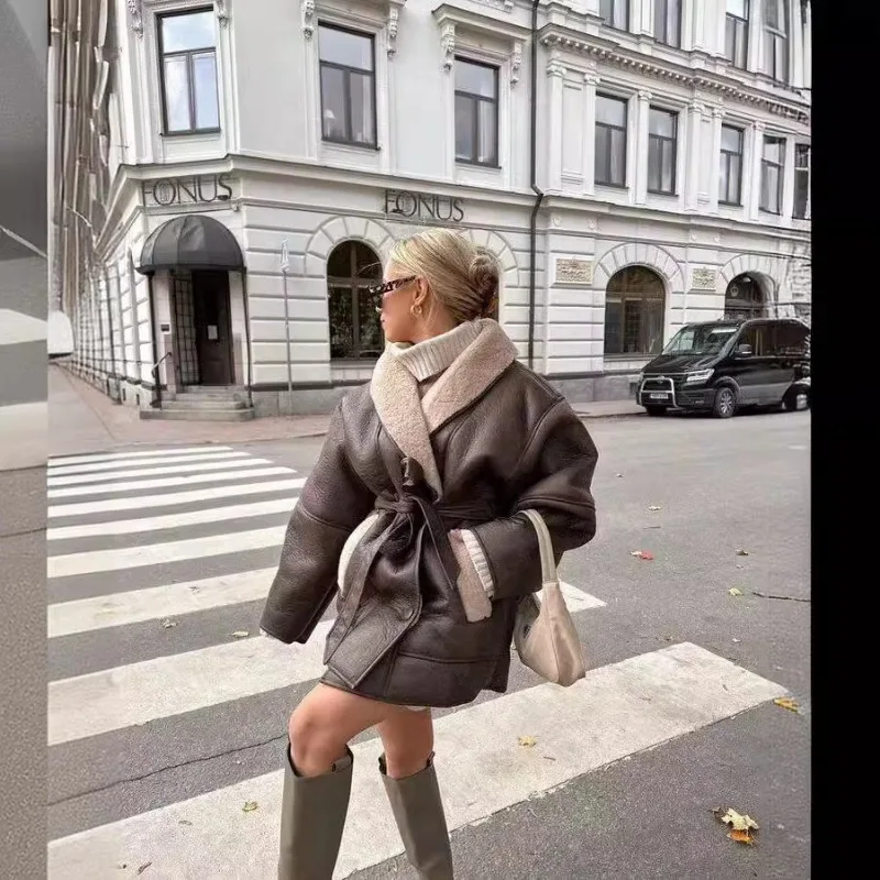 

Модное женское пальто из искусственной кожи с меховым воротником, поясом, свободным кроем, отложным воротником и карманами, утепленное, для зимы, в уличном стиле