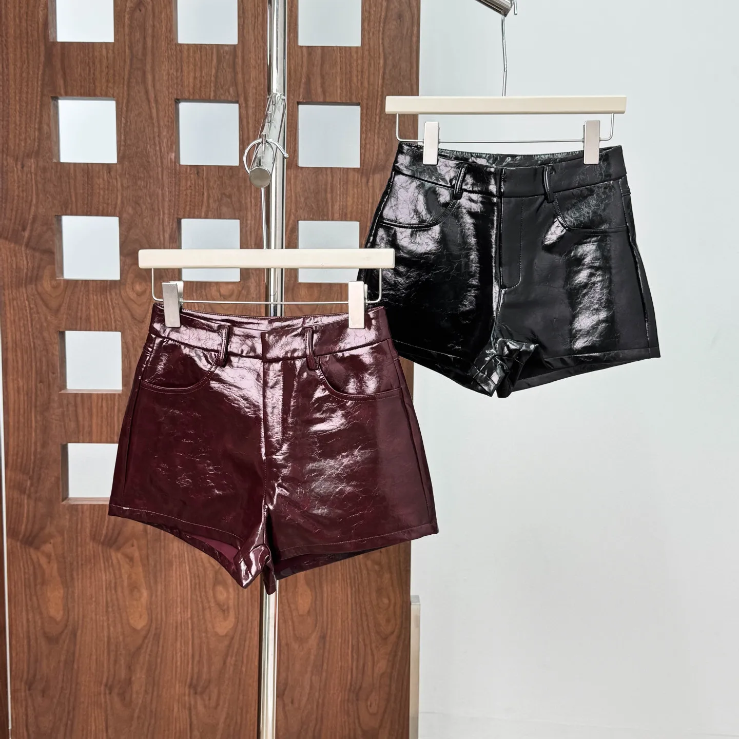 

Сексуальные шорты из искусственной кожи с высокой талией и широкими штанинами, светоотражающие, модные, универсальные, осенне-зимние, для молодых женщин