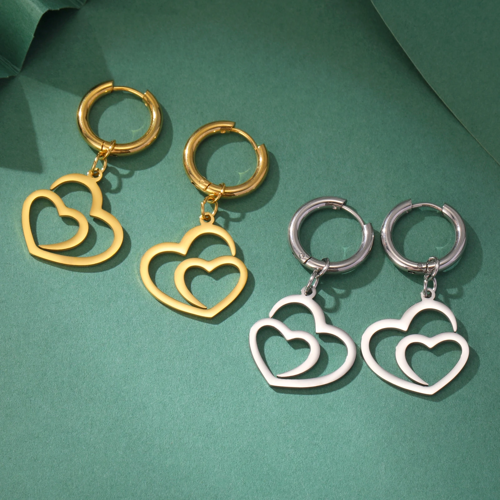 COOLTIME Doppelte Liebesherz-Tropfenohrringe für Damen aus Edelstahl ﻿ Goldfarbene modische Hochzeitsohrringe, Schmuck, hübsches Geschenk – Detail 4