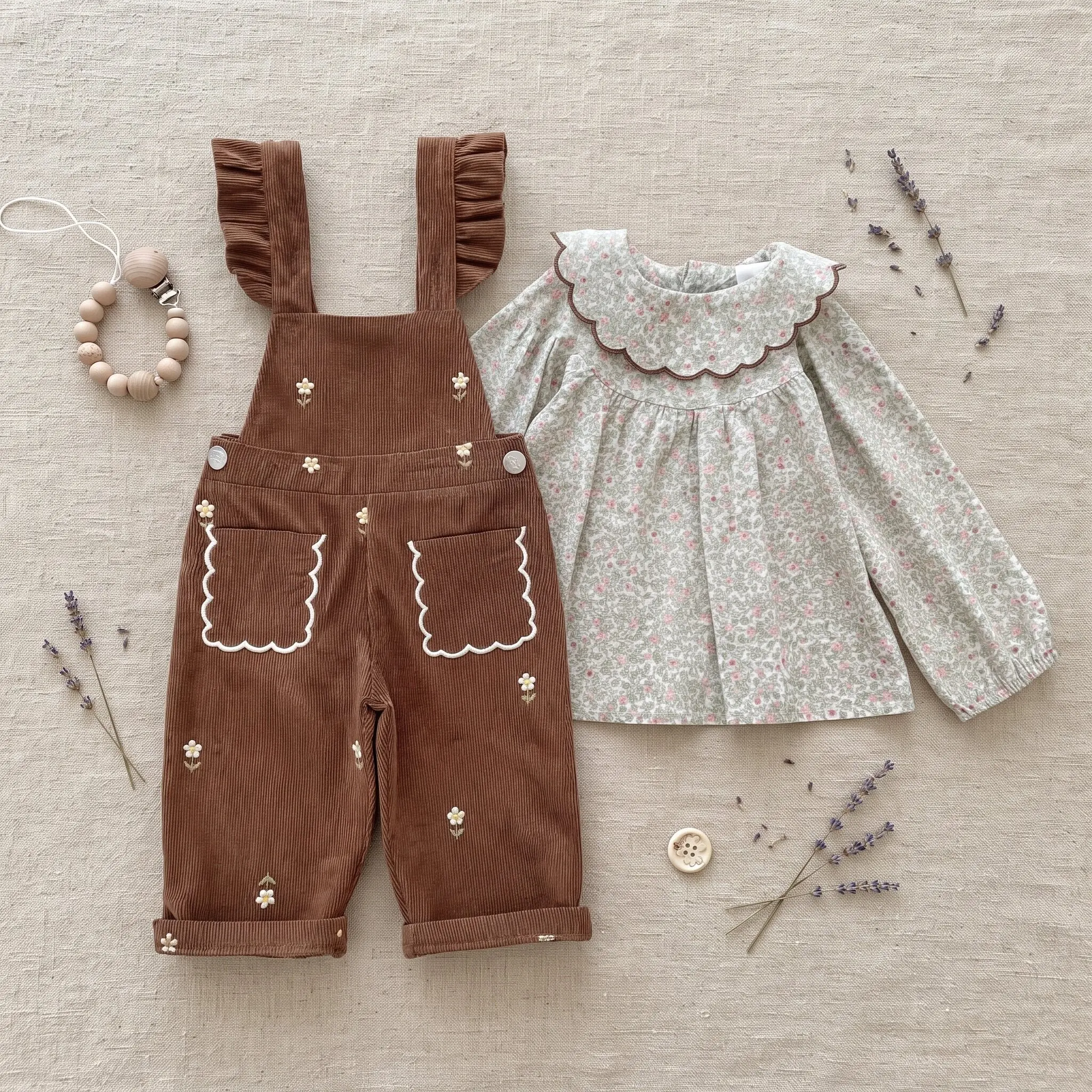 Baby-Mädchen-Bluse mit Blumenmuster und Peter-Pan-Kragen, langärmelig, braune Corduroy-Overalls mit Blumenstickerei und Rüschenbändern, 2-teiliges Set – Detail 5