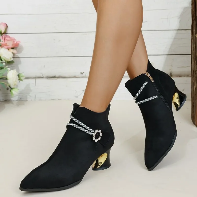 Damen-Wildleder-Stiefeletten mit spitzer Zehenpartie, verziert mit Strasssteinen und Blumen, Blockabsatz, kurze Stiefel, seitlicher Reißverschluss, Herbst- und Wintermode, Damenschuhe. – Detail 4