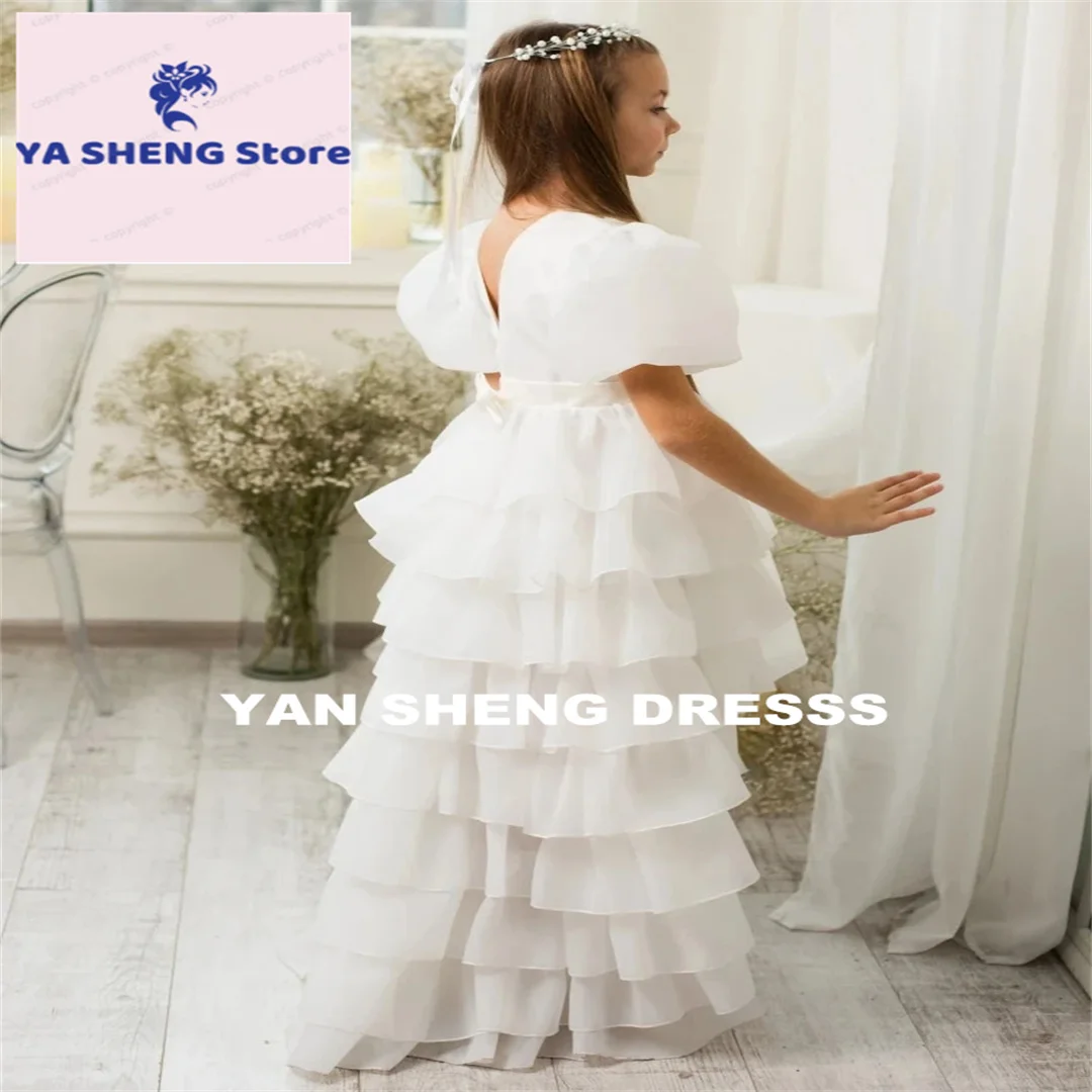 فساتين فتاة الزهور من الساتان الأبيض مخصصة مع فيونكة تنورة عالية ومنخفضة بأكمام قصيرة لحفلات الزفاف وأعياد الميلاد والمناولة الأولى