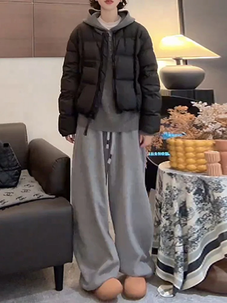 

Повседневный вязаный комплект: шапка, пуховик с капюшоном, хлопковое пальто, брюки с широкими штанинами, футболка с воротником-стойкой. Женский модный зимний наряд.