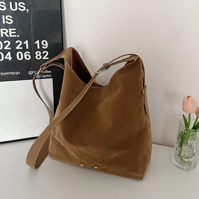 

Suede Sewing Thread Retro Women's Shoulder Bags Hasp Casual Versatile 2024 New Solid Colors High Capacity Casual Tote