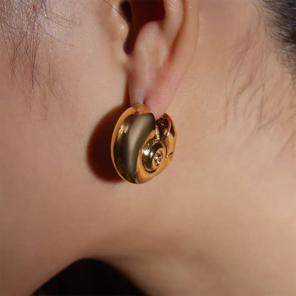 Vintage Conch Shell Chunky Hoop Earrings for Women Gold Plated Hollow Round Ear Buckle Huggie Hoops Fashion Jewelry Gifts
