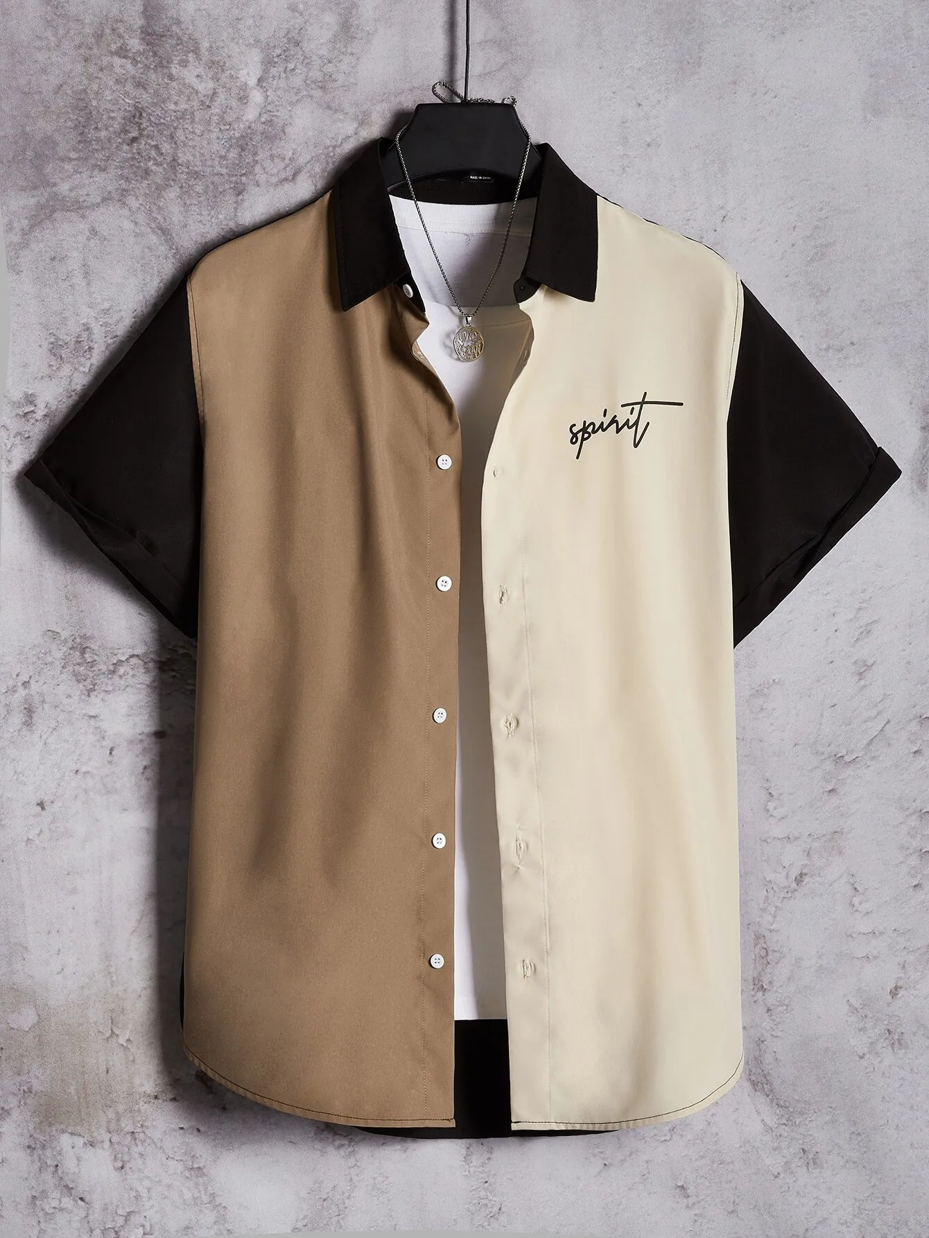 

Мужская рубашка свободного кроя с коротким рукавом, цветными вставками и графическим принтом, на пуговицах