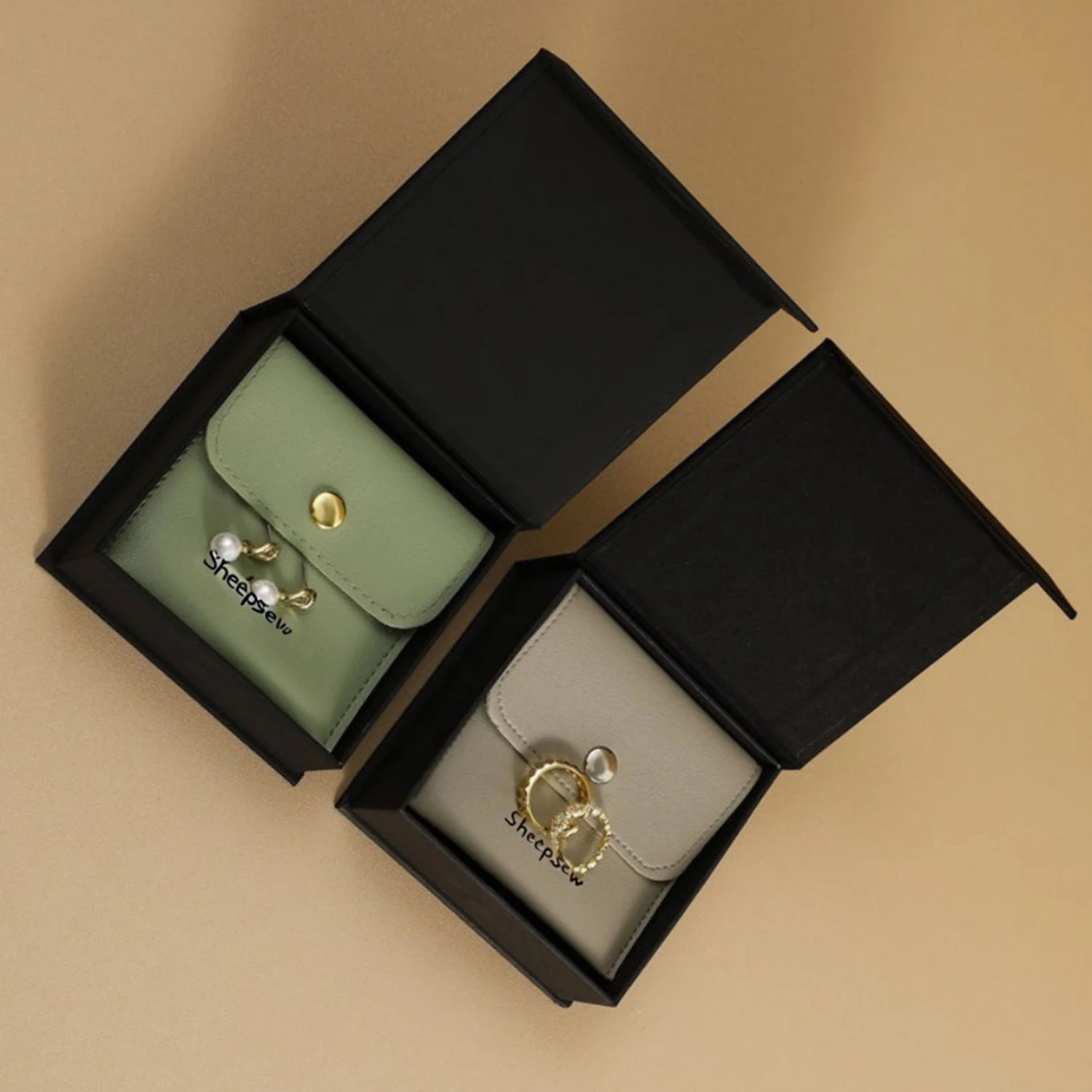 

20 шт., заводской черный, белый цвет, роскошная печатная бумага, упаковка для хранения подарков, ожерелье, кольцо, картон, магнитный индивидуальный логотип, ювелирные изделия