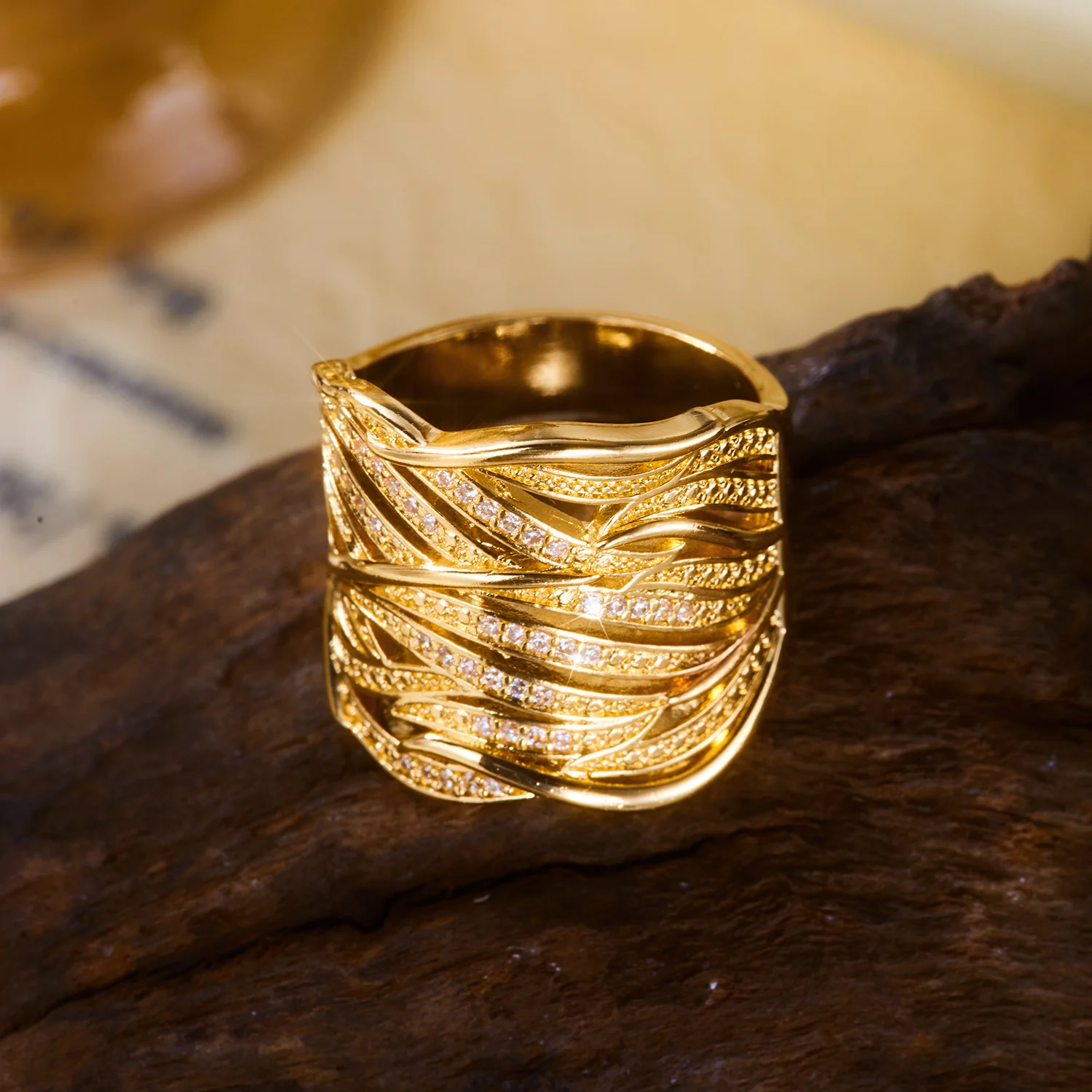 Geometrischer Drahtgewebter Ring für Frauen Messing Zirkon Filigraner Breiter Ring Abstrakter Moderner Skulpturaler Schmuck – Detail 5