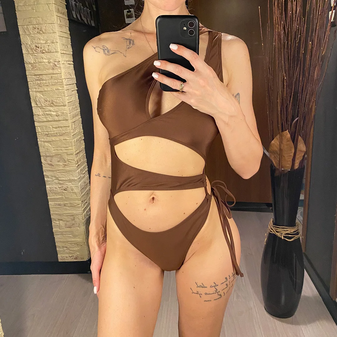 Asymmetrischer Badeanzug mit Cut-Outs und einem Schulterträger, einteiliger Badeanzug für Damen, Monokini mit hohem Beinausschnitt, Badebekleidung, Badeanzug, Modell V6254. – Detail 6