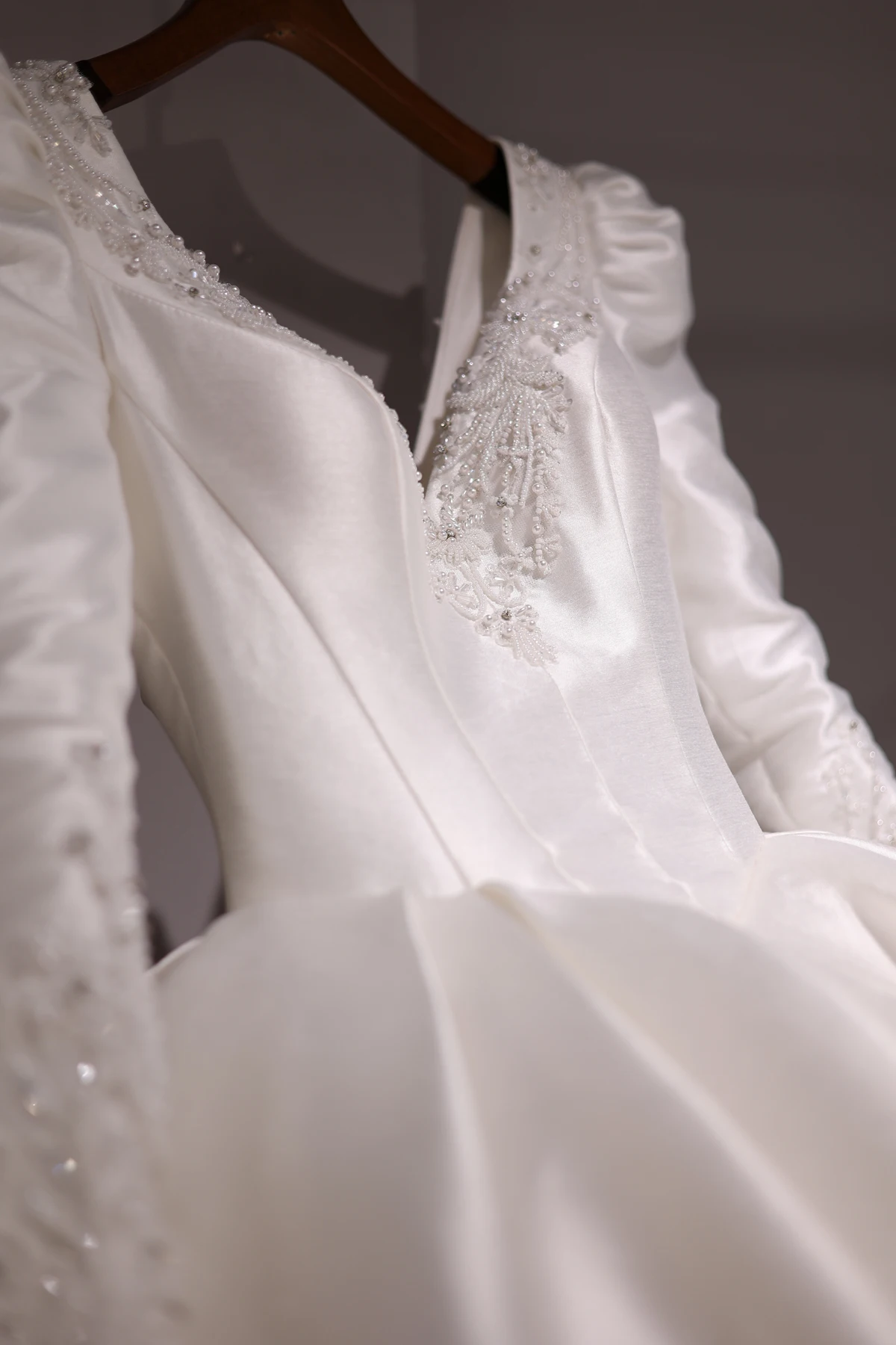 شارون سعيد صور حقيقية أوف وايت الساتان الفاخرة الكرة ثوب الزفاف 2 فولت الرقبة طويلة الأكمام مطرز فساتين العروس RS009 مخصصة